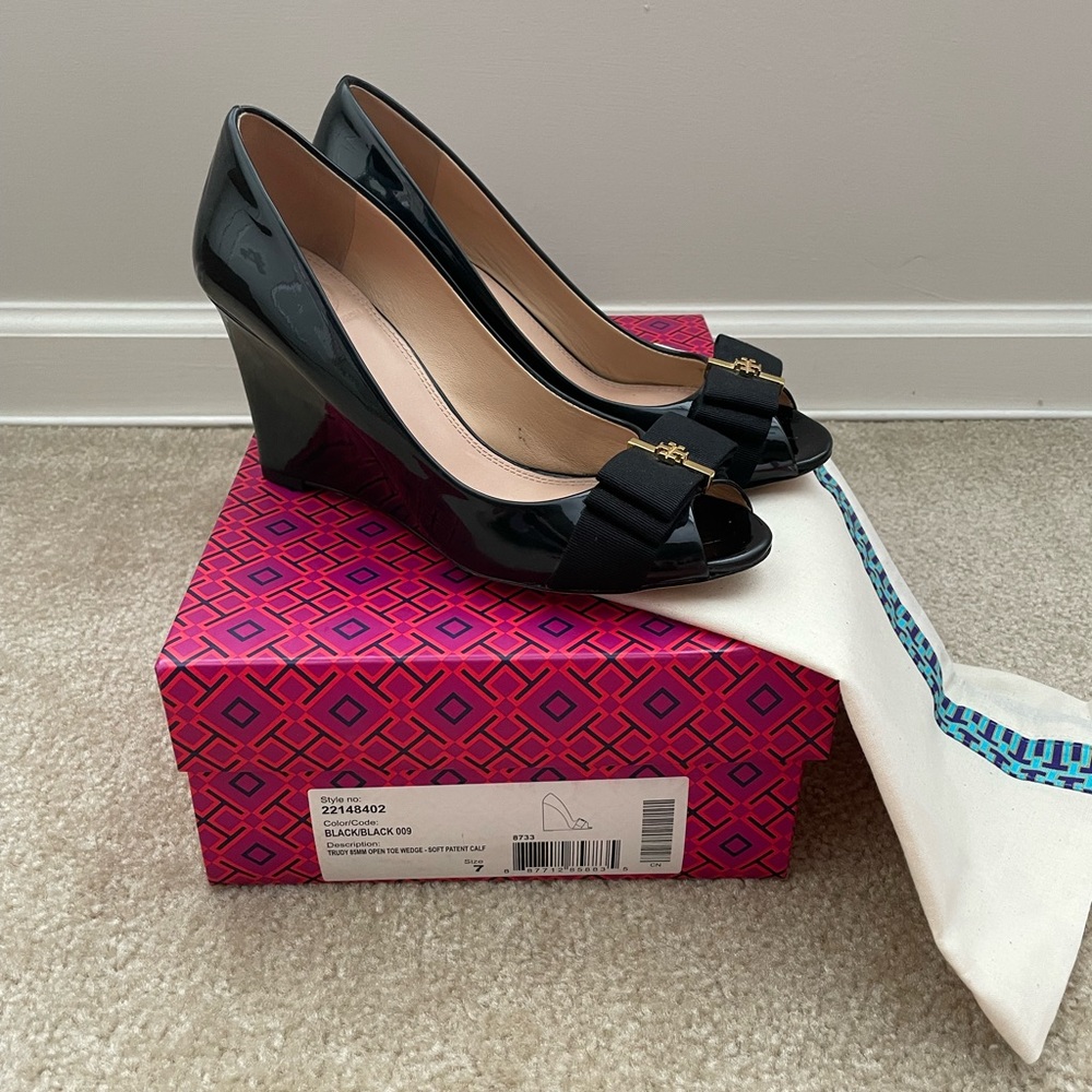 Tory Burch Trudy 85MM Open Toe Wedge
Soft Patent Calf
Black
Size 7